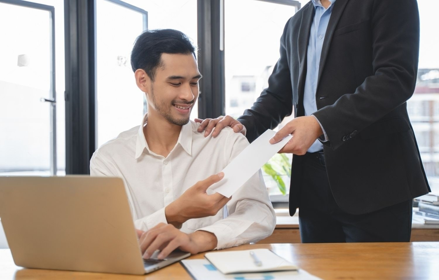 Contrat de Travail : Identifier et Éviter les Clauses Abusives pour Protéger Vos Droits